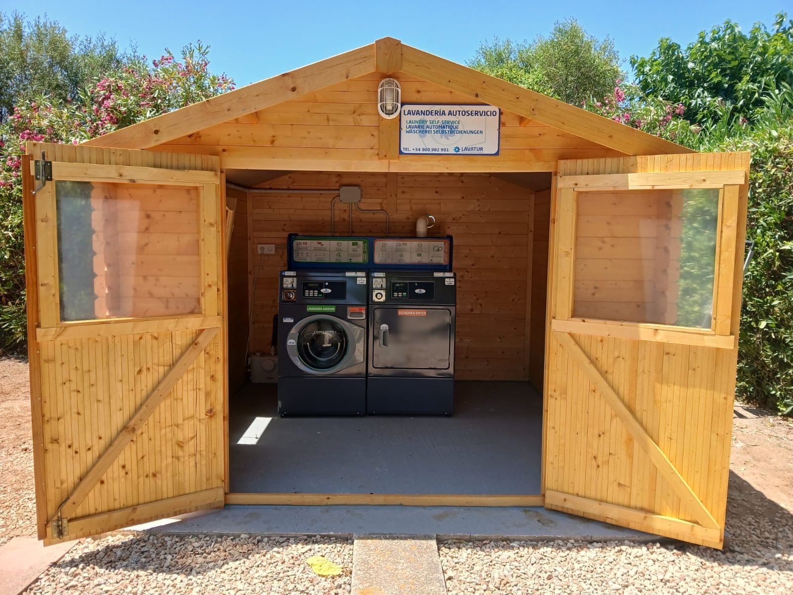 Autoservicio de lavadora y secadora · Apartamentos Sa Caleta · Ciutadella · Menorca